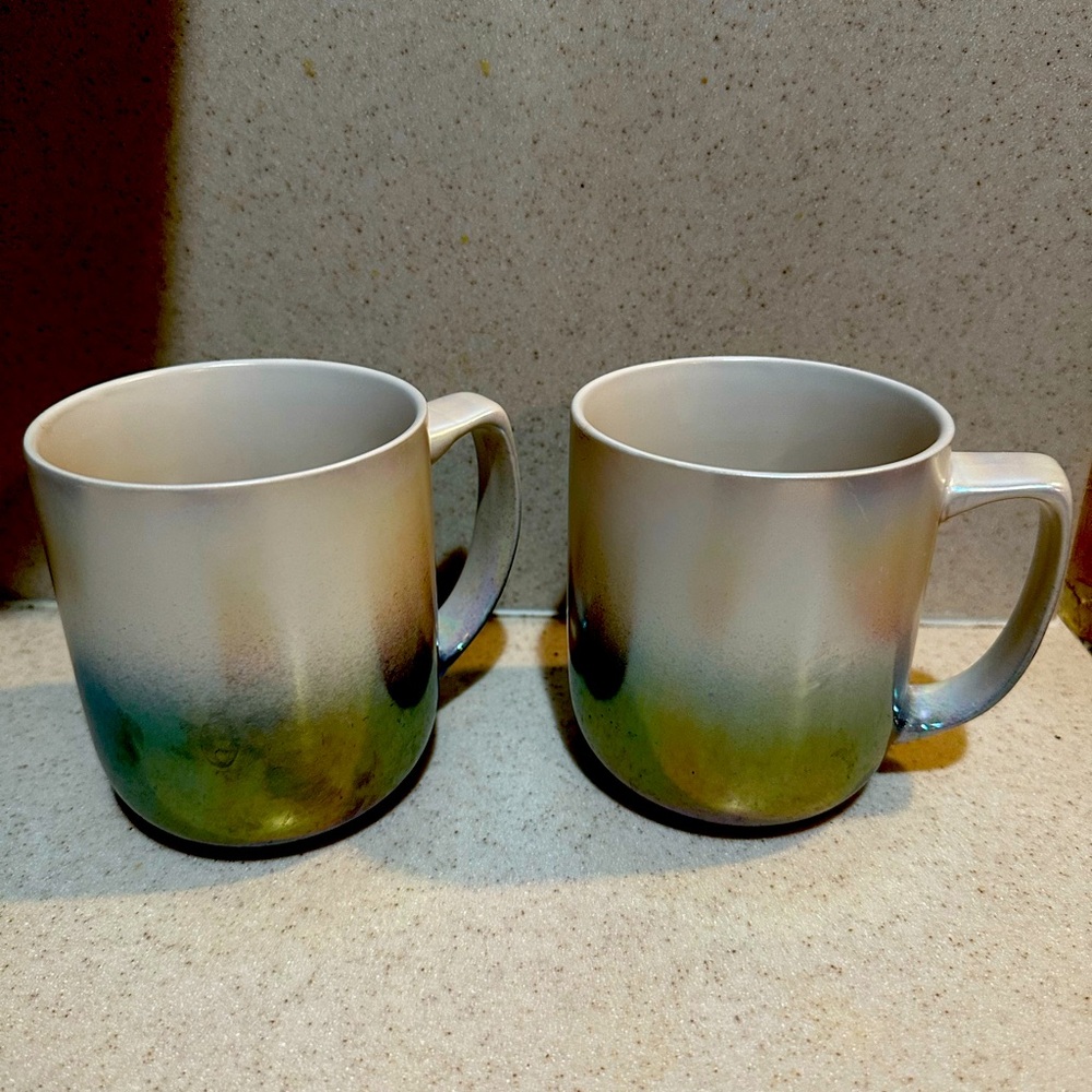 2 coffee mugs with sand and silver chrome color.  Contemporary